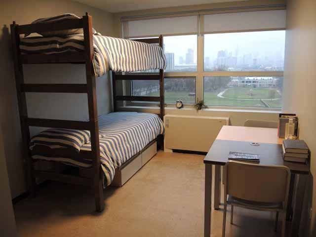 Kacek Hall Dorm Room Image with bunk beds and 桌子上 with 椅子