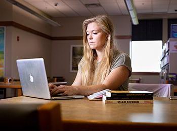 技术与人文专业的学生Monika Sziron在她的笔记本电脑上工作
