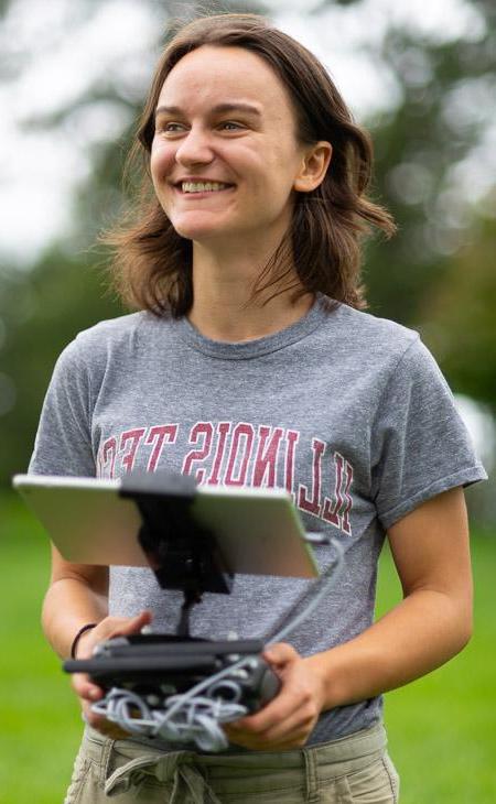 新太阳网的学生悉尼·卡普兰在莫顿植物园操作无人机，这是她研究的一部分.