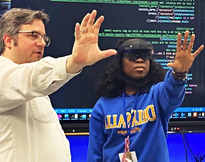DeLaSalle的学生在新太阳网教授的指导下使用VR护目镜进行实验